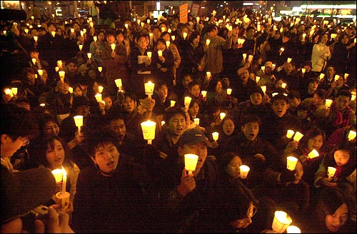 지난 30일 열린 광화문 촛불시위에는 1만여명의 시민이 자발적으로 참여해 '미국 부시 대통령 직접 사과, 형사재판권 이양, SOFA 전면개정' 등을 촉구했다. 